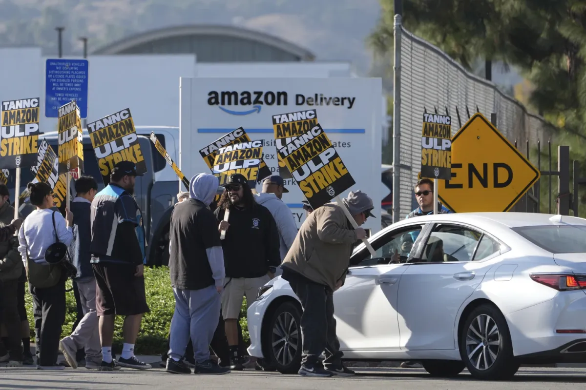 Amazon Workers Strike Before Christmas-众嗅网